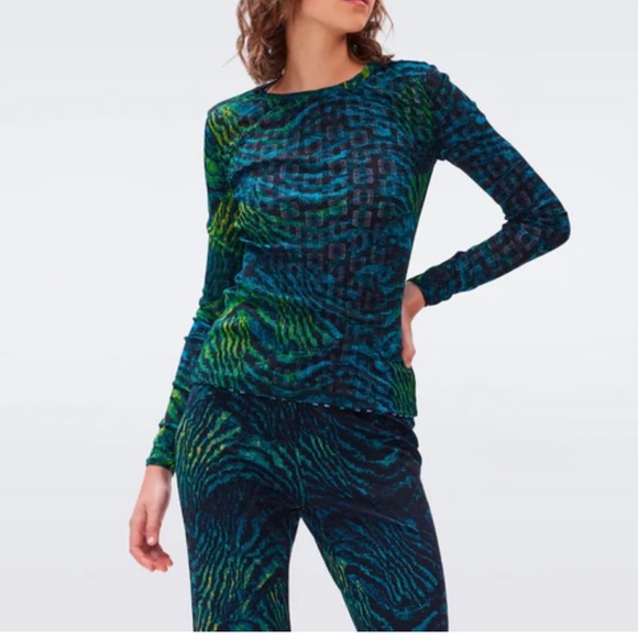 DVF Logan Reversible Mesh Top in Chain Geo Multi and Moire Tiger - Picture 2 of 9